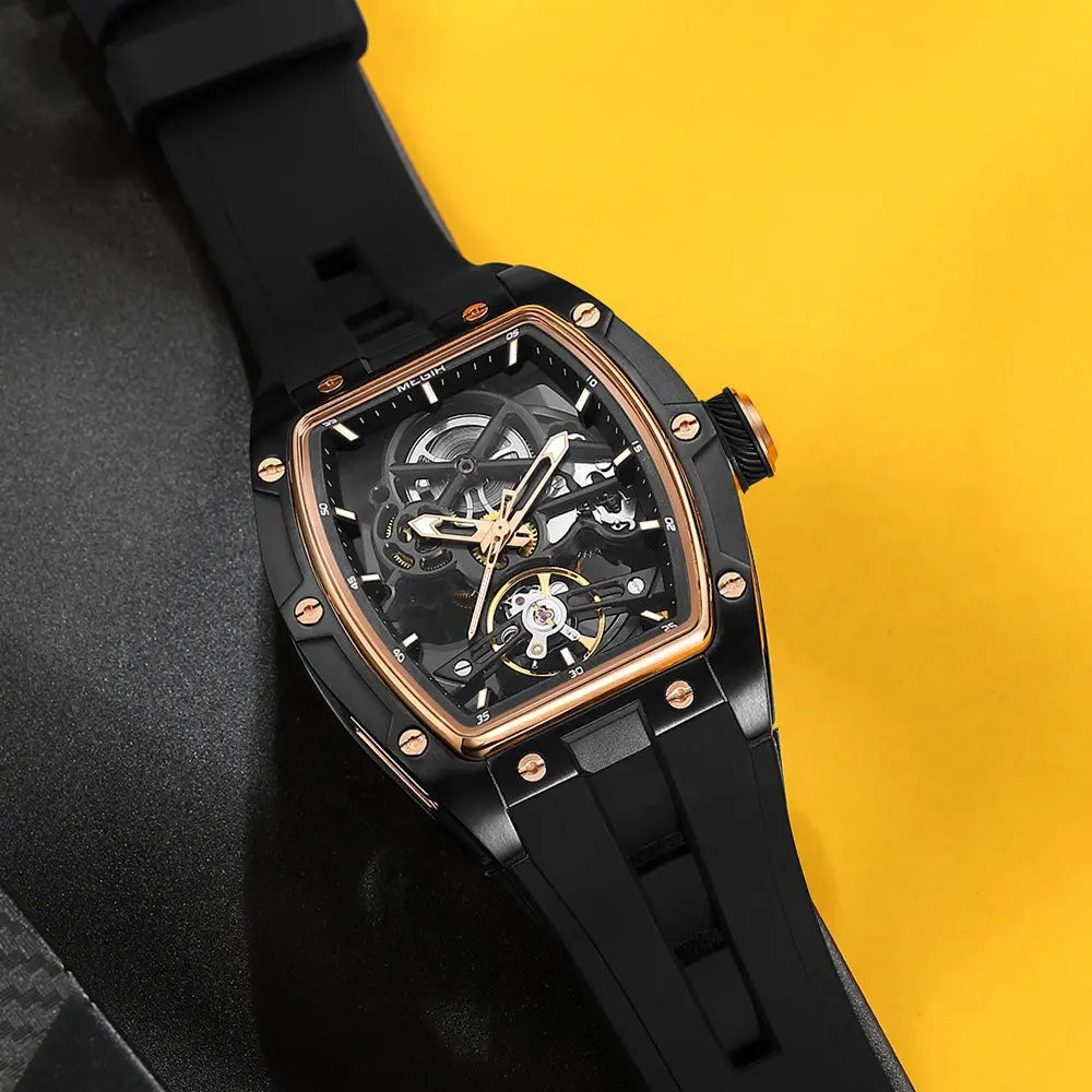 Reloj mecánico resistente al agua con esfera de esqueleto y correa de caucho.