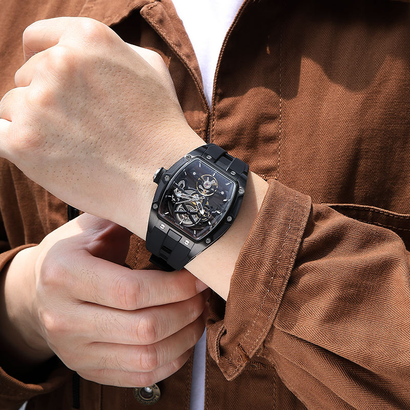Reloj mecánico resistente al agua con esfera de esqueleto y correa de caucho.