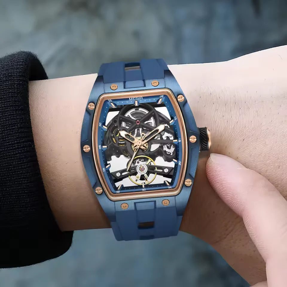 Reloj mecánico resistente al agua con esfera de esqueleto y correa de caucho.