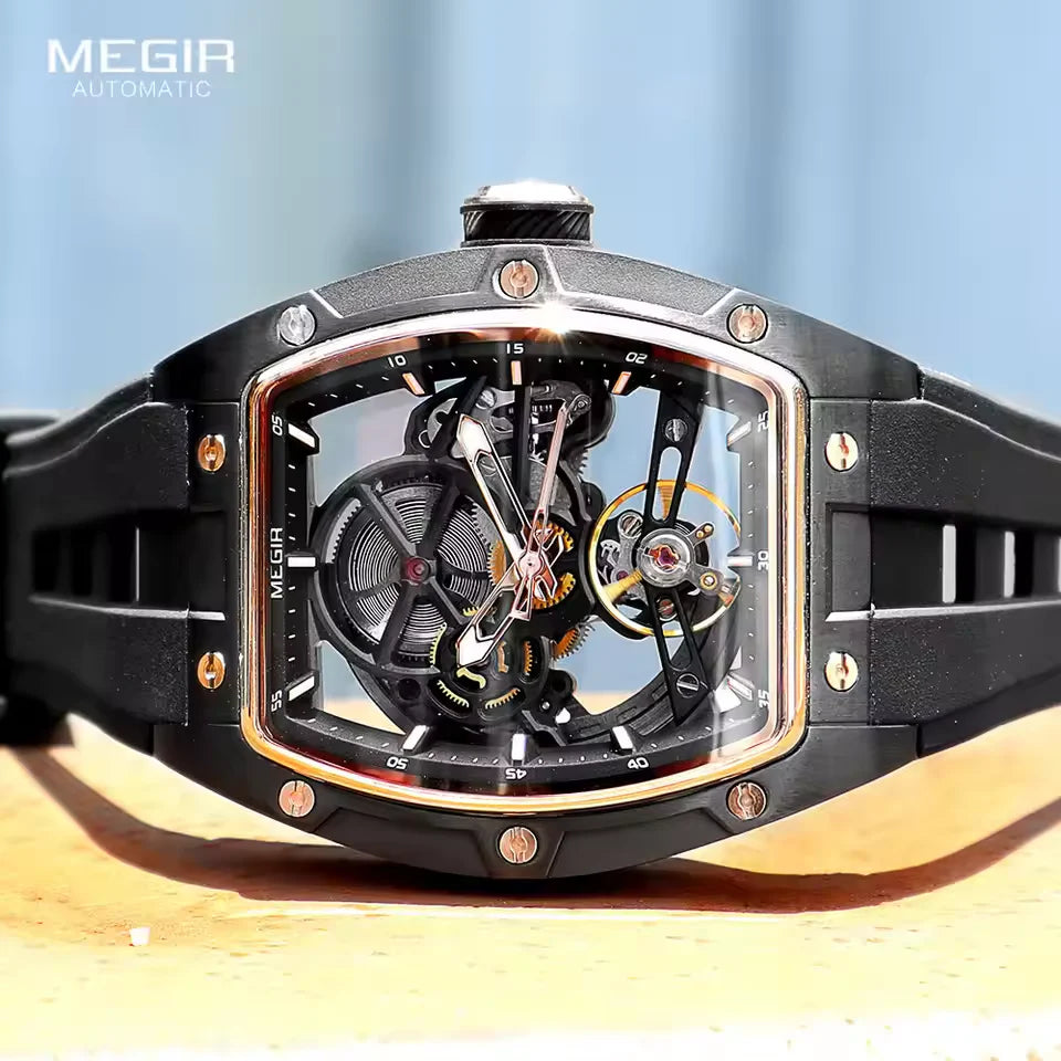 Reloj mecánico resistente al agua con esfera de esqueleto y correa de caucho.