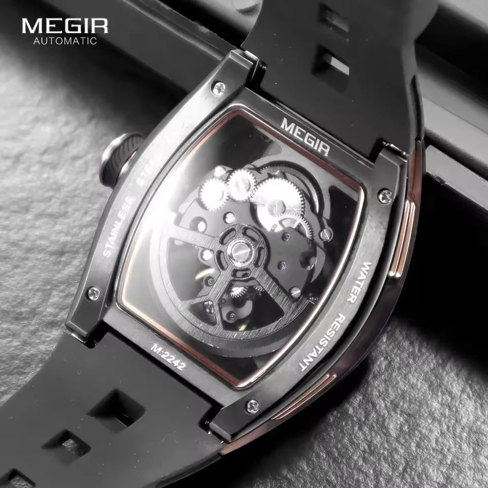 Reloj mecánico resistente al agua con esfera de esqueleto y correa de caucho.