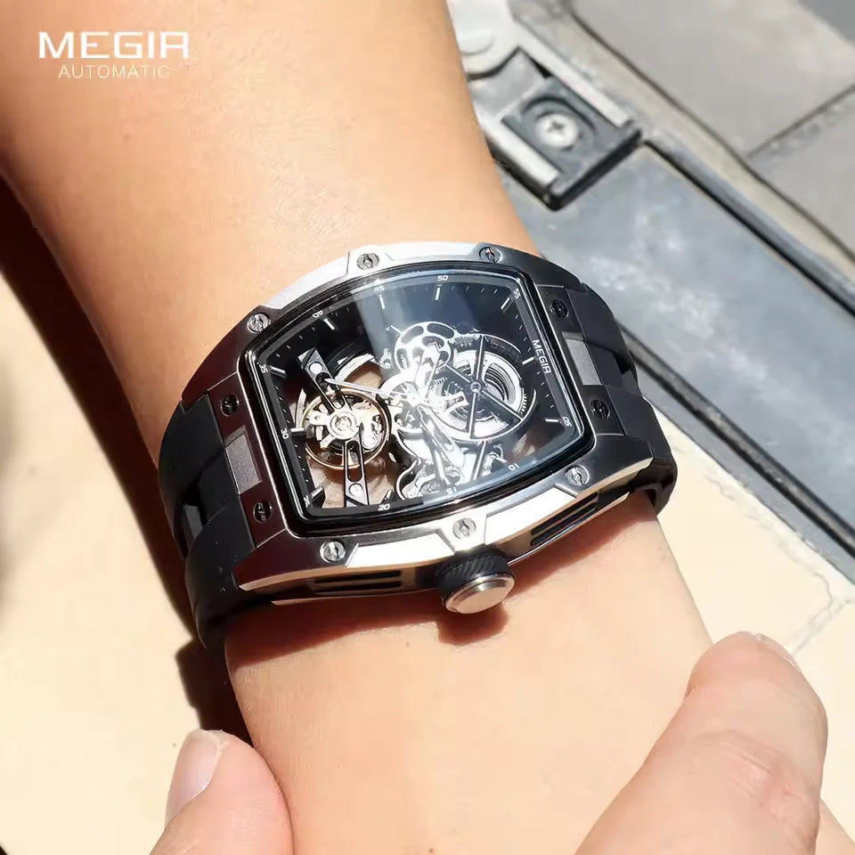 Reloj mecánico resistente al agua con esfera de esqueleto y correa de caucho.