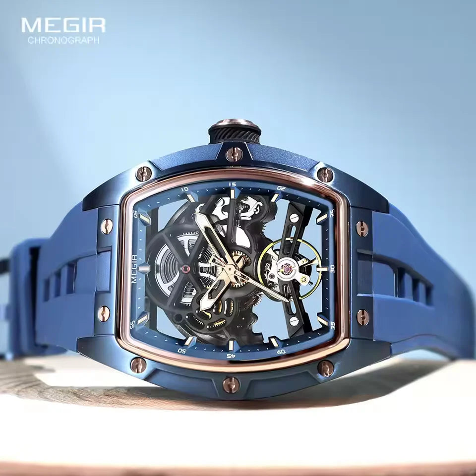 Reloj mecánico resistente al agua con esfera de esqueleto y correa de caucho.
