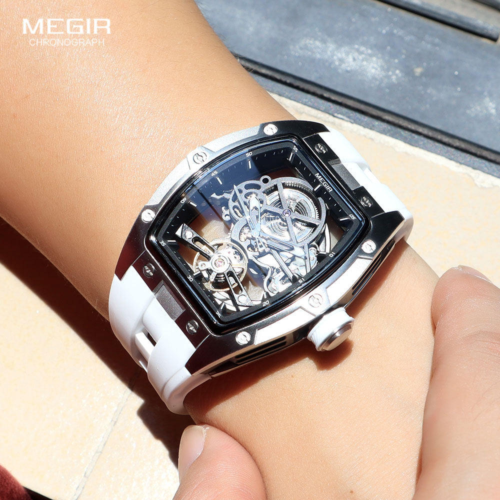 Reloj mecánico resistente al agua con esfera de esqueleto y correa de caucho.