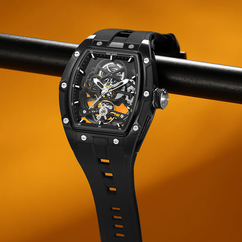 Reloj mecánico resistente al agua con esfera de esqueleto y correa de caucho.